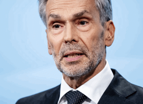 minister-president-dick-schoof-vrijdag-tijdens-de-persconferentie.gif