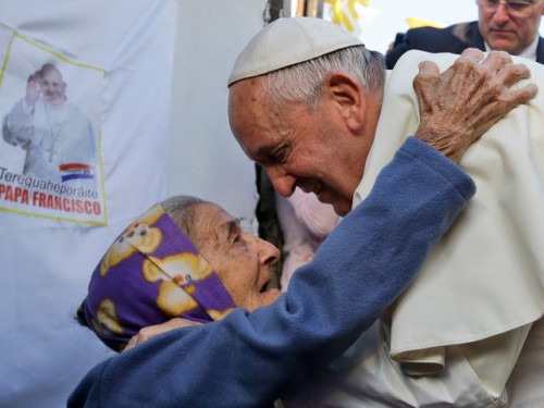 greeting-the-elderly-with-pope-francis-640x480.jpg